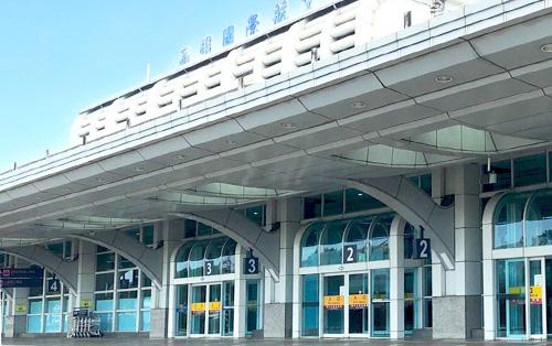 [ 機場接送 ]提供貴賓高雄機場免費接送(採預約制)接駁時間為早上4:30分~凌晨00:30分